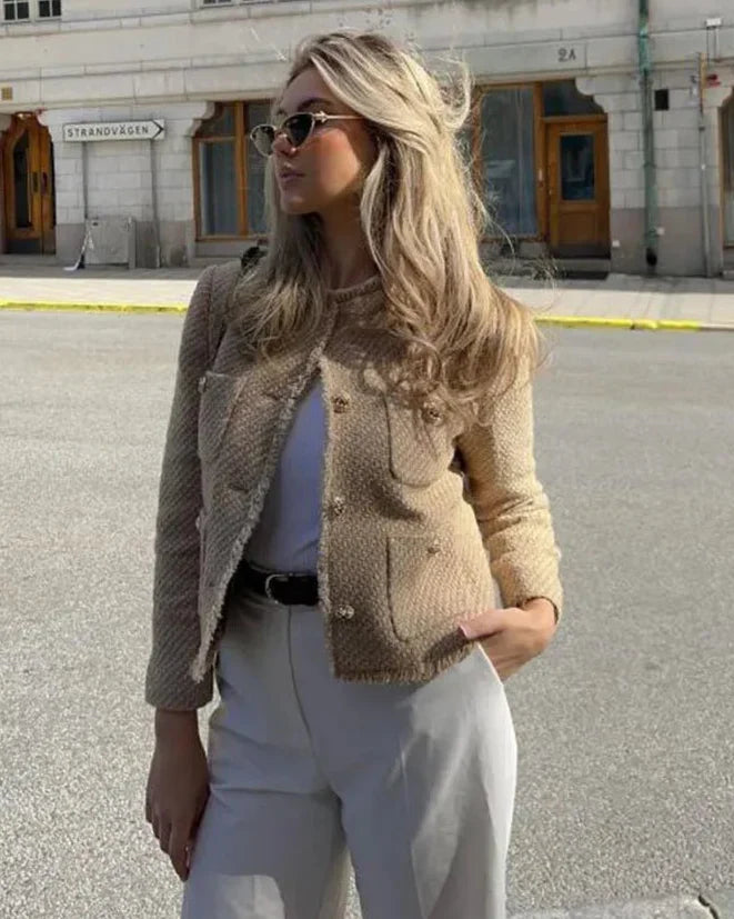 Komfortabel og elegant beige frakke til damer. Tidløs efterårsfrakke/vinterfrakke i letvægts design.