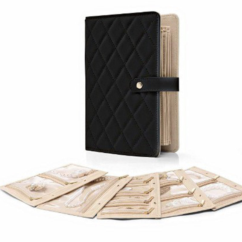 Kompakt rejsesmykkeskrin i beige, perfekt til smykkeopbevaring hjemme og på farten. Elegant organisering.