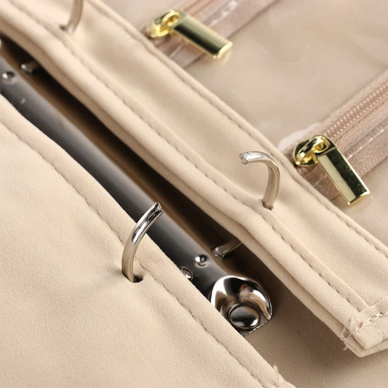 Elegant rejsesmykkeskrin lukket. Beige PU-læder smykkeopbevaring; stilfuldt og kompakt design til kvinder.