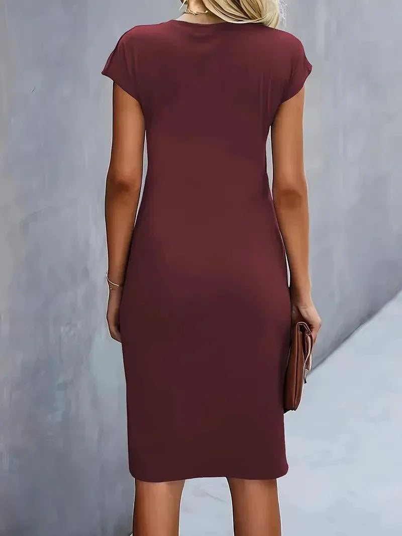 Gul elegant midikjole med rynkede sider. Rund hals og kort ærme, en strålende og feminin stil.