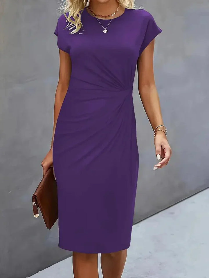 Hvid elegant midikjole til kvinder. Rynkede sider og rund hals for en tidløs, komfortabel stil.