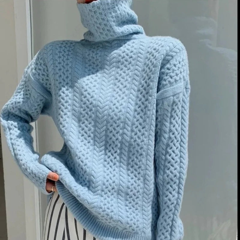 Elegant blå dametrøje med rullekrave. Komfortabel langærmet trøje til vinter- og efterårsmode.