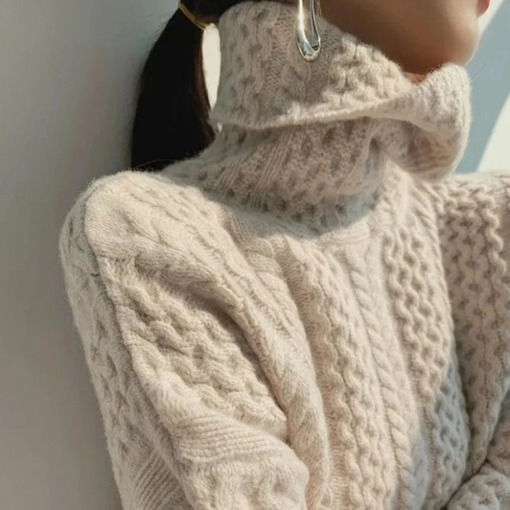Beige rullekrave trøje til kvinder. Klassisk langærmet dametrøje for elegant efterårs- og vinterstil.