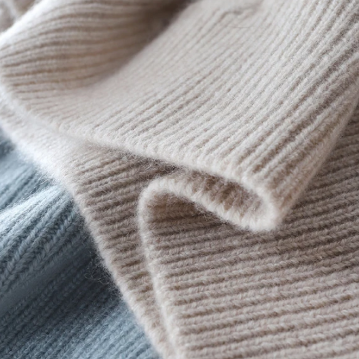Klassisk beige dametrøje med rullekrave. En komfortabel og elegant vintertrøje for enhver garderobe.