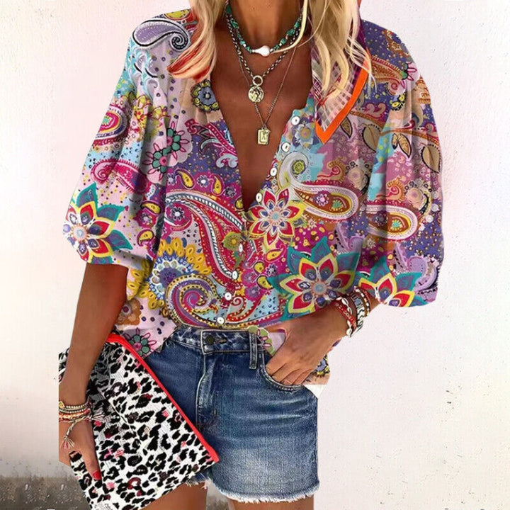 Stilfuld feminin blomstret bluse, ideel til forårs- og sommermode med et luftigt og komfortabelt snit.