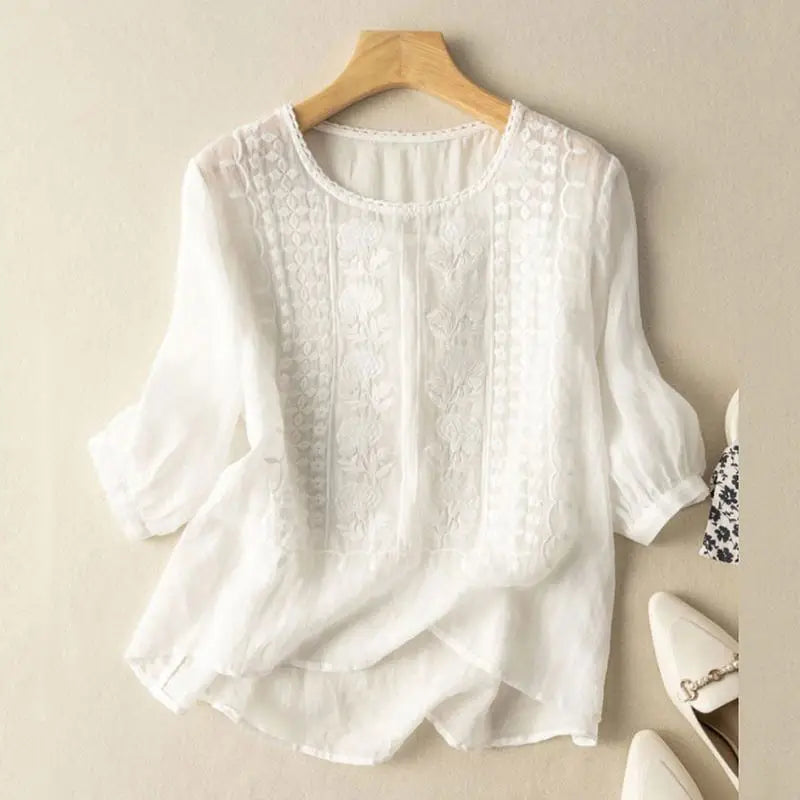 Elegant blomstret kvindebluse med let stof, perfekt til sommer og hverdag. Komfortabel og stilfuld.