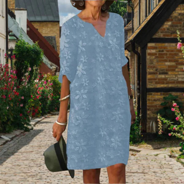 Elegant blomstret kvinde sommerkjole med V-hals design, en komfortabel og moderne midi-kjole.