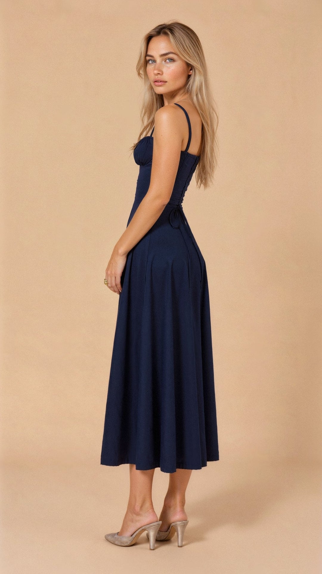 Sommerkjole til damer: elegant blomstret midikjole med slids.