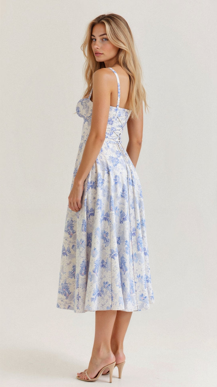 Sommerlig damemode: elegant midikjole med blomsterprint og slids.