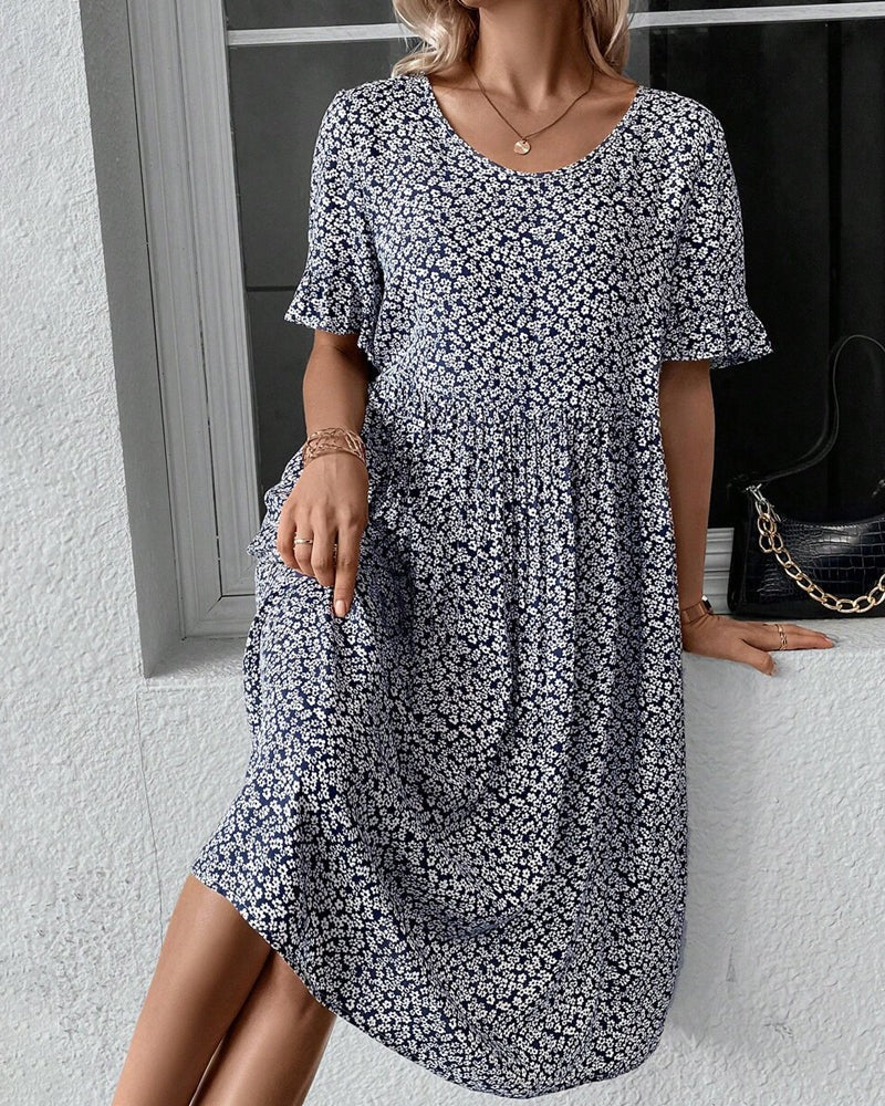 Smuk blomstret midikjole. Luftig og elegant sommerkjole til kvinder, perfekt til havefester og begivenheder.