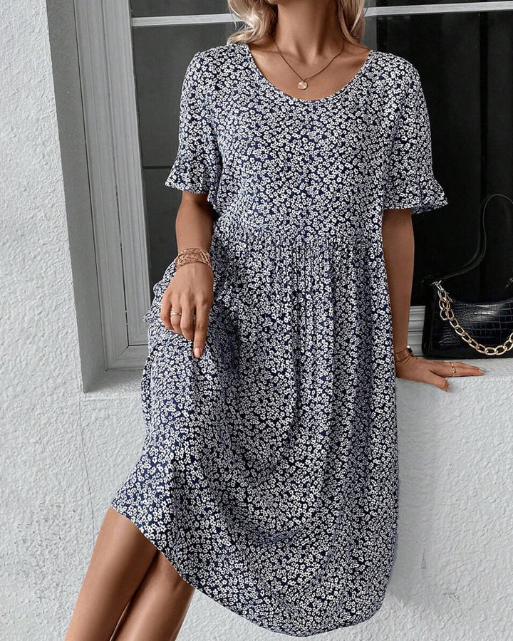 Smuk blomstret midikjole. Luftig og elegant sommerkjole til kvinder, perfekt til havefester og begivenheder.