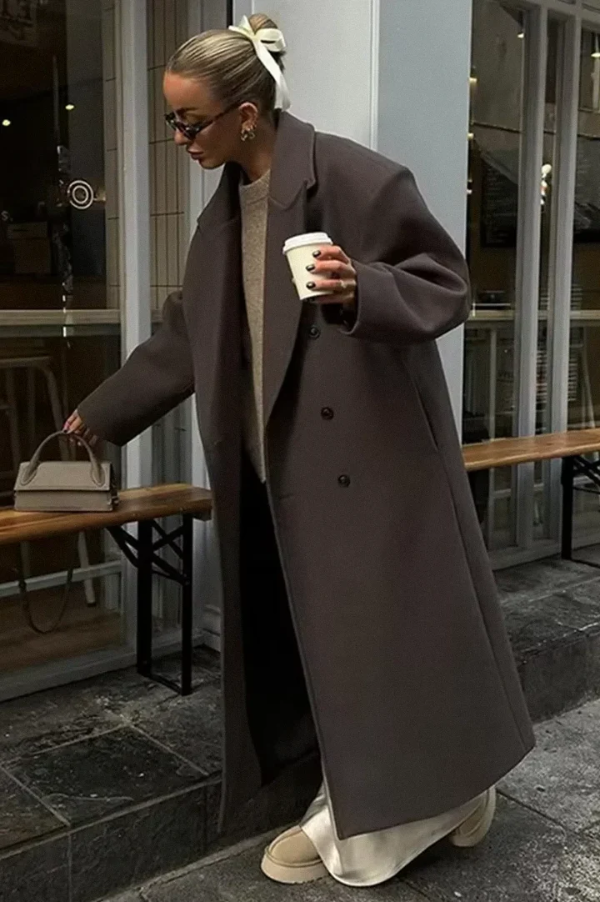 Elegant brun damefrakke. Klassisk dobbeltradet vinterjakke i lang model, stilfuld overtøj til kvinder.