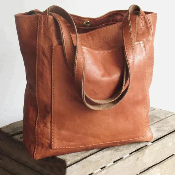 Kaffebrune læder håndtaske, stilfuld og modebevidst skuldertaske til kvinder med vintage flair.