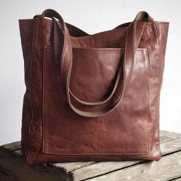 Detaljebillede af en luksuriøs brun læder skuldertaske, perfekt dametaske der kombinerer kvalitet og stil.