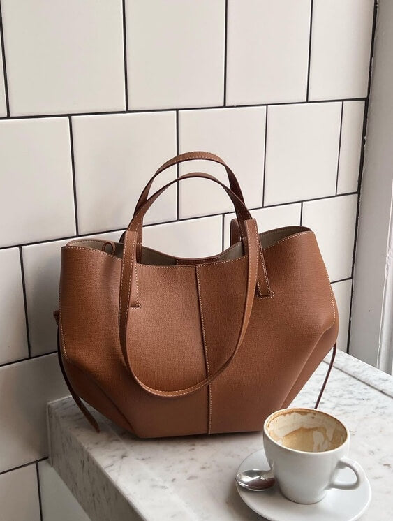 Elegant brun tote taske til kvinder. Stilfuld og praktisk hverdagstaske, perfekt som skuldertaske og shopper.