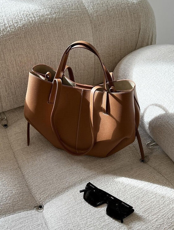 Stilfuld sort dame tote taske. Elegant design og rummelig, ideel som shopper eller hverdagstaske.