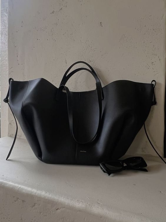 Praktisk taupe tote taske til kvinder. Elegant og fashionabel stil, ideel som skuldertaske.