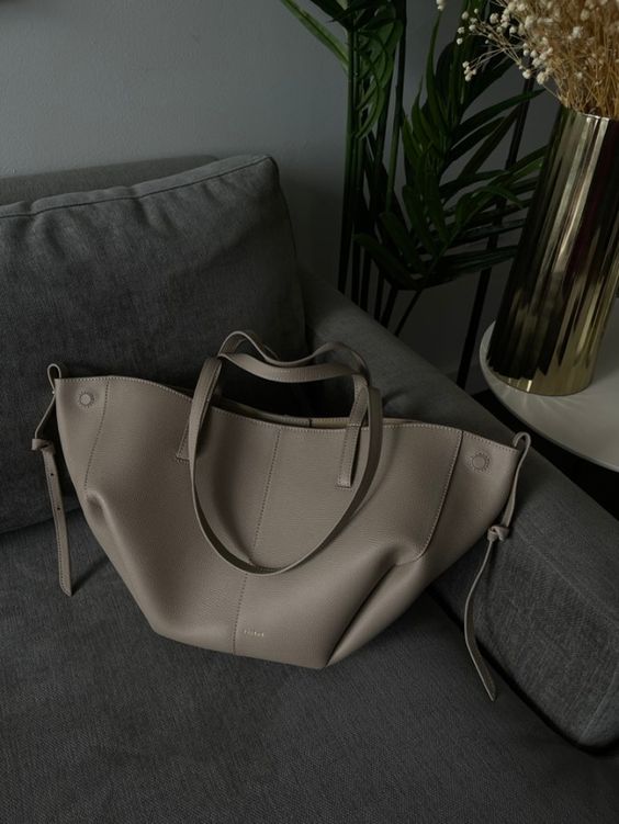 Stilfuld taupe dame taske. Elegant tote taske perfekt som shopper eller skuldertaske, fashionabel.