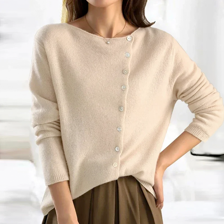 Alsidig Camille kvindecardigan i chic design med unik sidelukning for et moderne efterårslook.