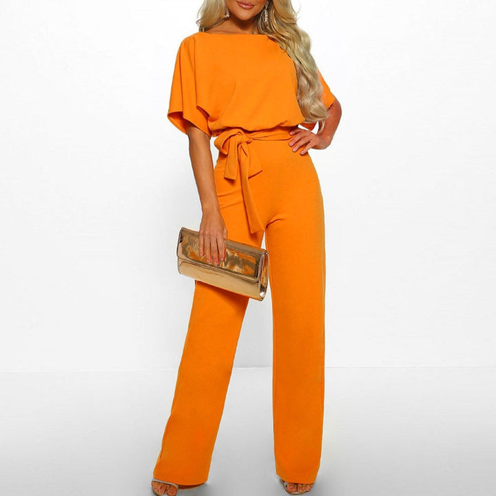 Raffineret Clarissa dame jumpsuit med bælte. Stilfuld og alsidig, passer til festlige og formelle anledninger.
