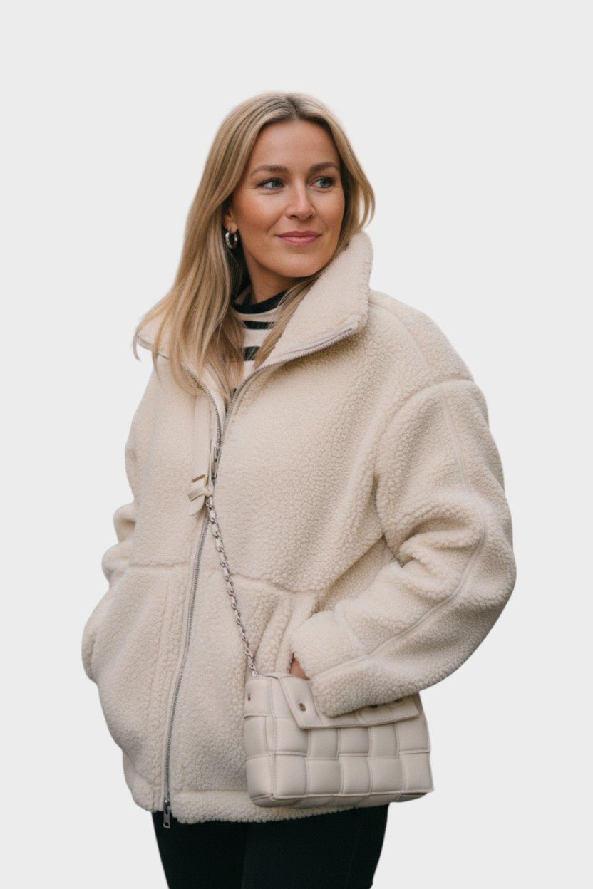 Elegant creme teddy-kåbe til damer i nordisk design. Perfekt som stilfuldt og komfortabelt overtøj.