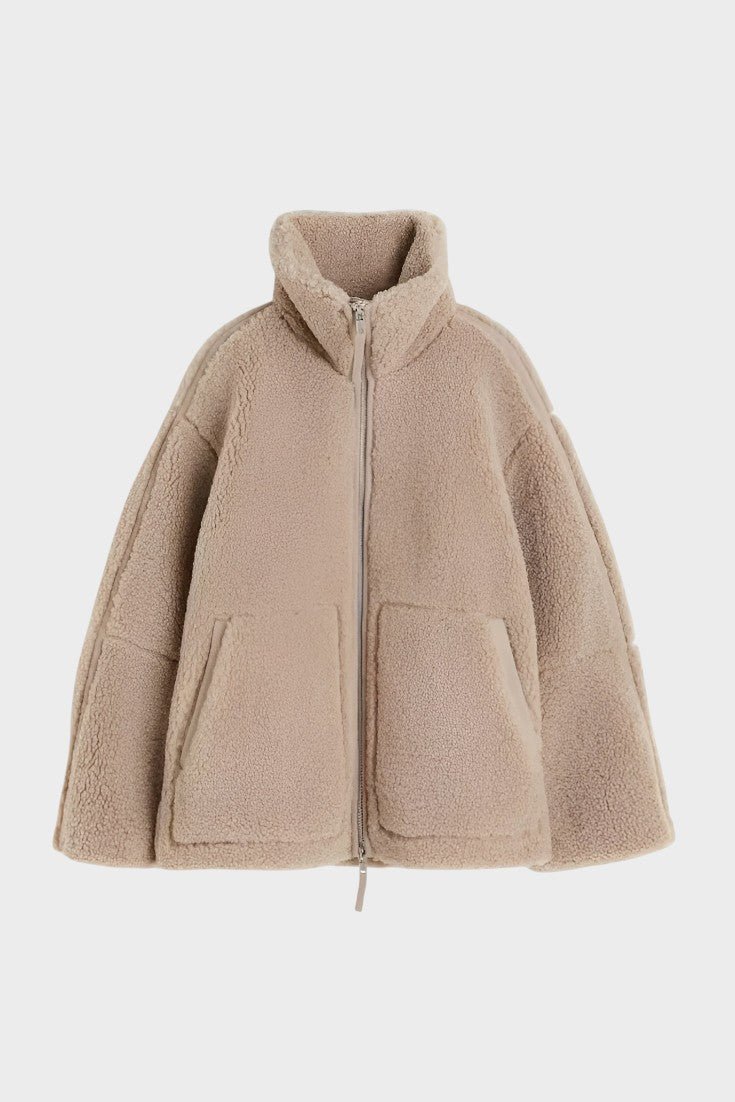 Elegant og komfortabel teddy-damekåbe, perfekt til stilfuld afslapning. Varmt og blødt overtøj.