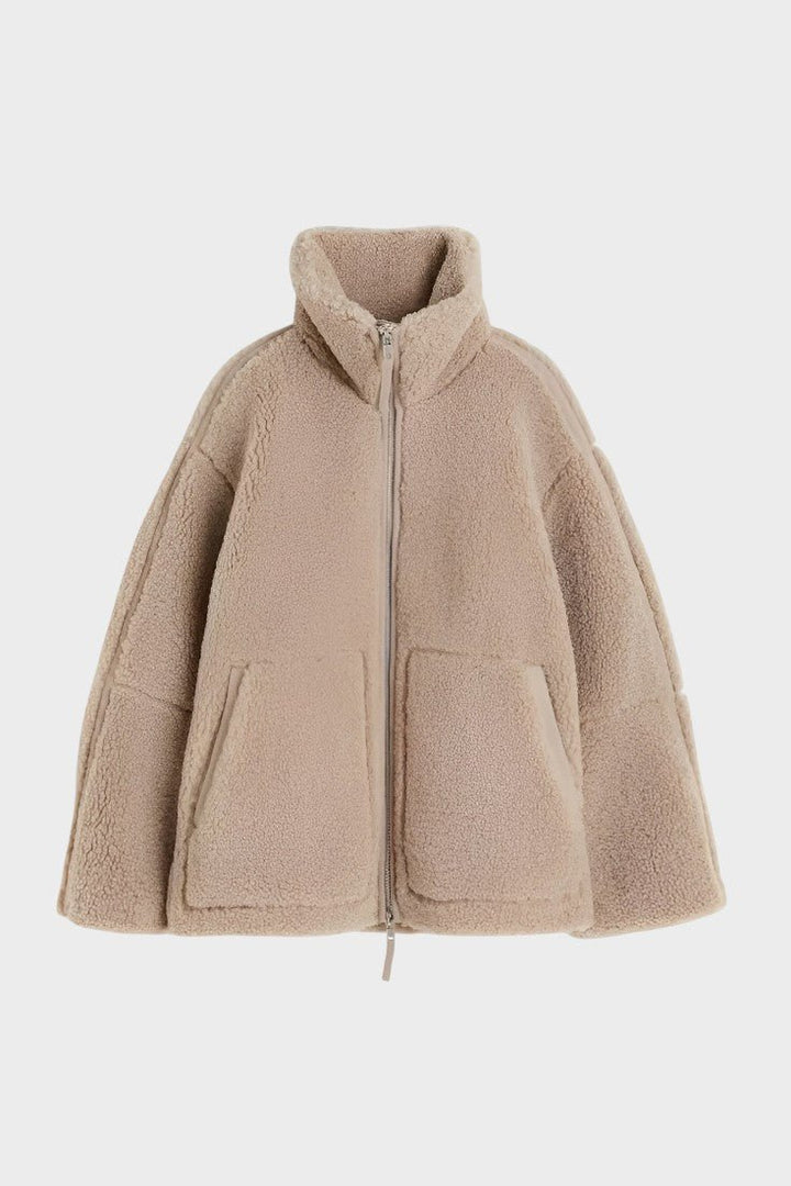Elegant og komfortabel teddy-damekåbe, perfekt til stilfuld afslapning. Varmt og blødt overtøj.