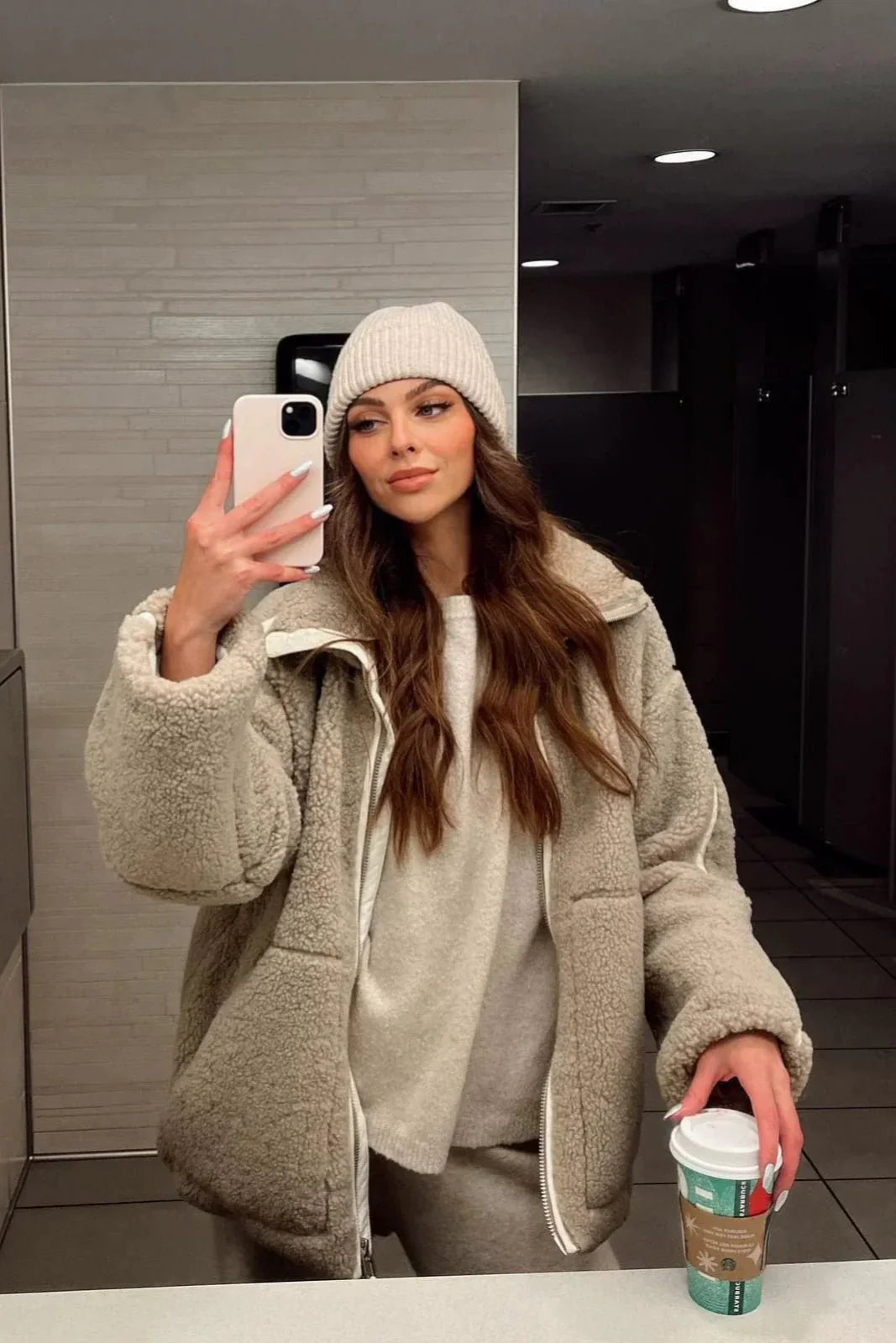 Elegant teddy-kåbe i khaki til kvinder, kombinerer nordisk design med luksuriøs komfort og varme.