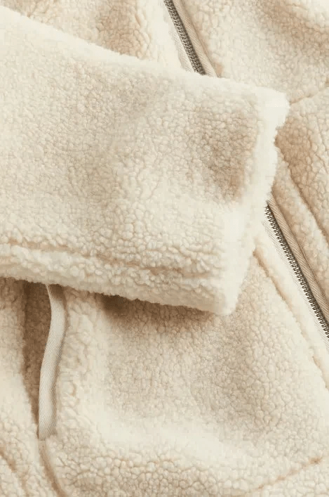 Nordisk designet teddy-kåbe til kvinder i en smuk lysebrun nuance. Stilfuld og varm vinterkåbe.