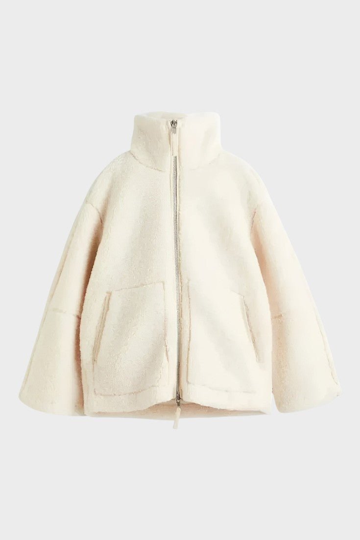 Varm khaki teddy-kåbe til damer, med elegant snit og blød fleece. Perfekt som stilfuldt overtøj.