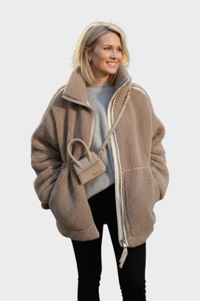 Afslappet og komfortabel damekåbe i teddy-materiale. Luksuriøs følelse og moderne nordisk look.