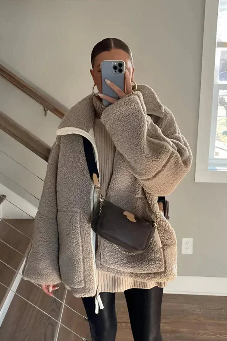 Stilfuld creme damekåbe i blød teddy-fleece, designet til optimal komfort og elegance i vintermånederne.