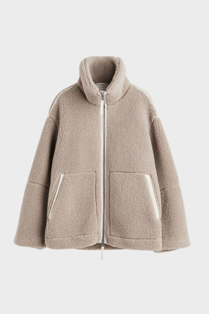 Luksuriøs teddy-kåbe til damer i khaki. Elegant snit og superblødt materiale for en eksklusiv oplevelse.