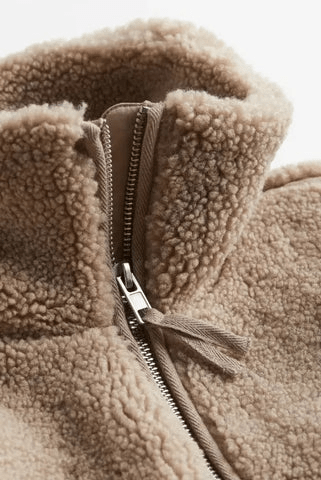 Vinterkåbe i nordisk design, med en behagelig teddy-tekstur. Tilgængelig i creme, lysebrun og khaki.