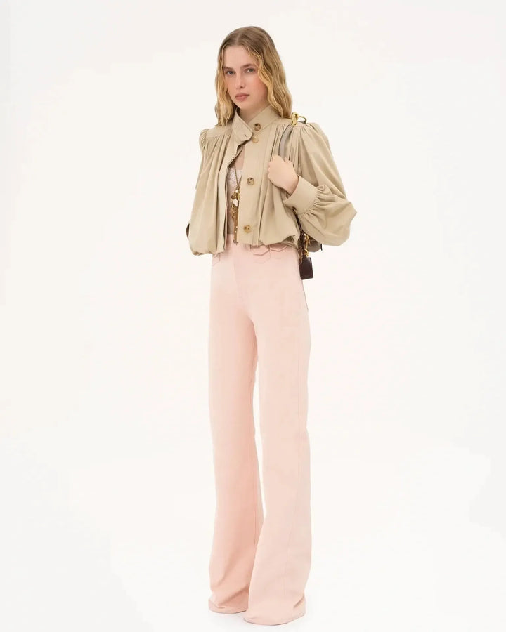 Katrine cropped bomberjakke til kvinder. Elegant design med puffærmer, perfekt til stilfuldt forårsoutfit.