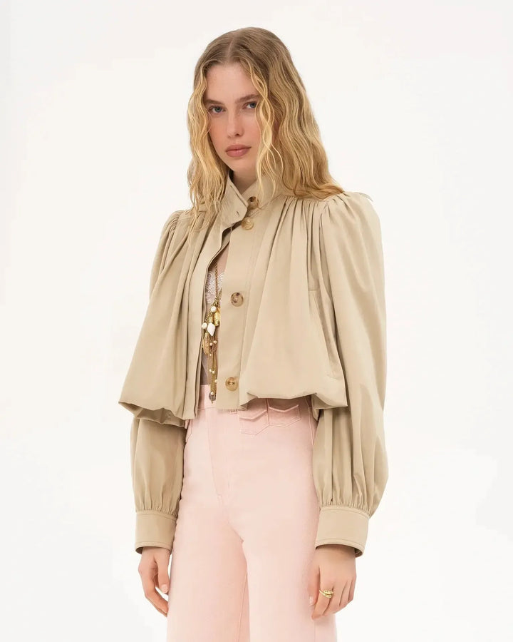 Trendy Katrine cropped bomberjakke til kvinder. Elegant modejakke med unikke puffærmer for et chic look.