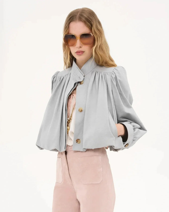 Stilfuld kort jakke til kvinder. Katrine bomberjakke med elegant snit, cropped længde og trendy puffærmer.