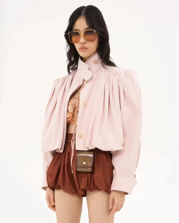 Chic cropped bomberjakke til kvinder. Perfekt til en stilfuld forårs- og efterårsgarderobe med elegante puffærmer.