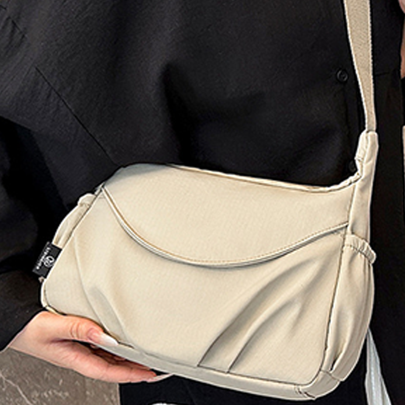 Sort vandafvisende crossbody dametaske i oxfordstof, perfekt til hverdagsbrug.