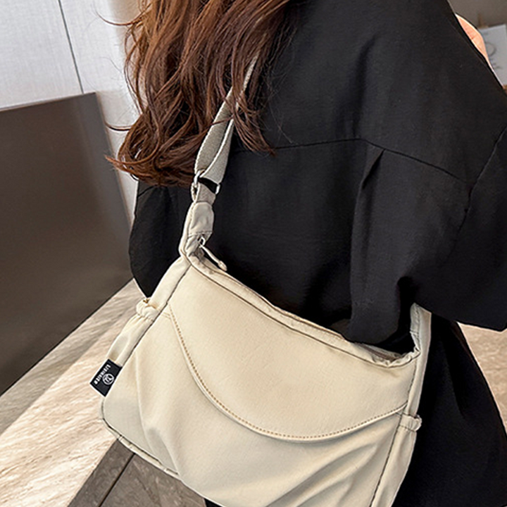Letvægts crossbody taske i slidstærkt oxfordstof, stilfuld til den moderne kvinde.