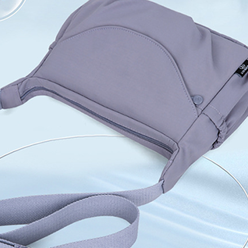 Blå hverdags crossbody taske, elegant design og praktisk indretning med lynlås.