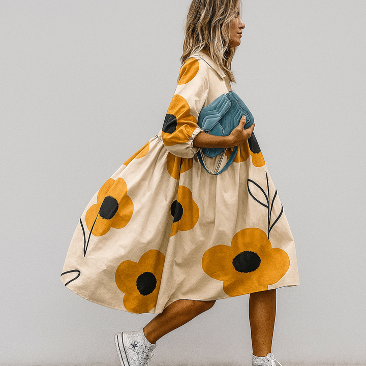 Trendy blomstret midi kjole med pufærmer. Luksuriøs damekjole, der kombinerer komfort og elegant stil.
