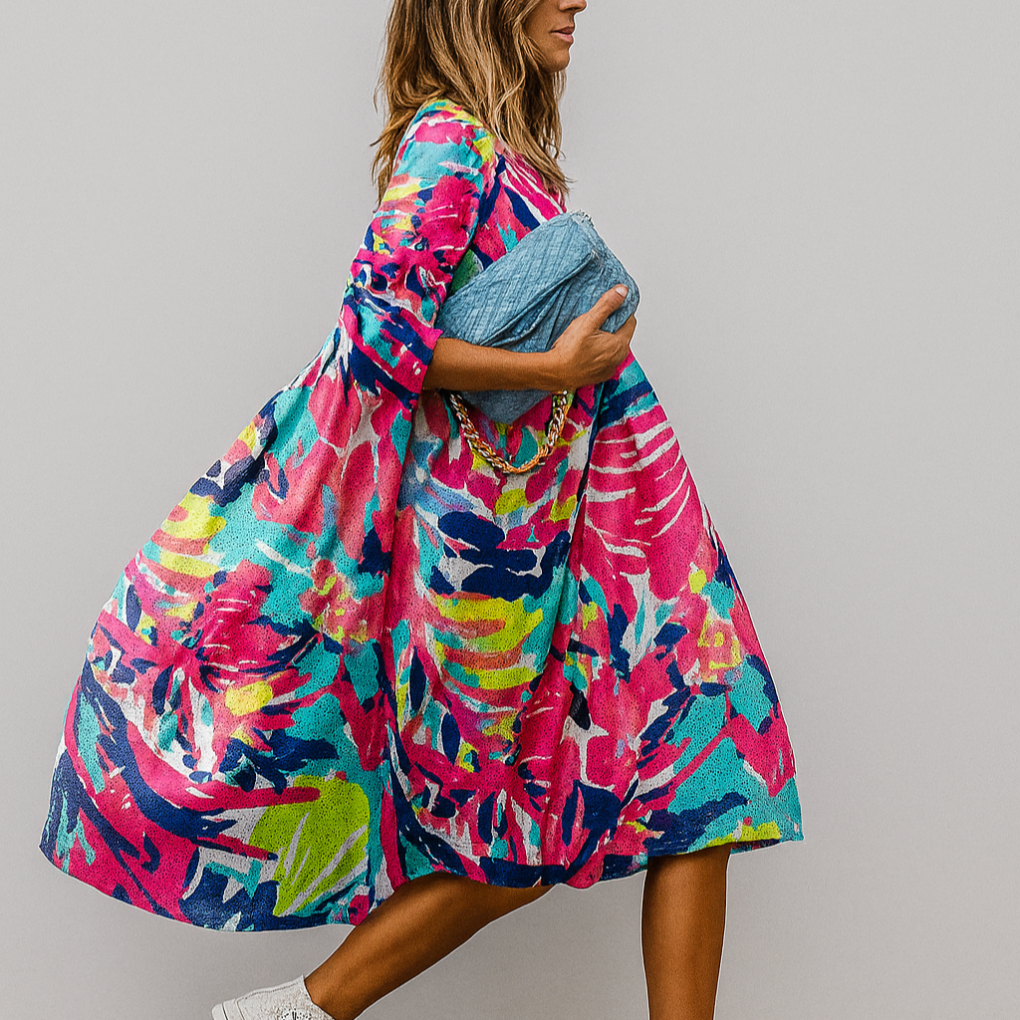 Luksus dame midi kjole. Blomsterprint og elegante pufærmer skaber en sofistikeret og feminin silhuet.
