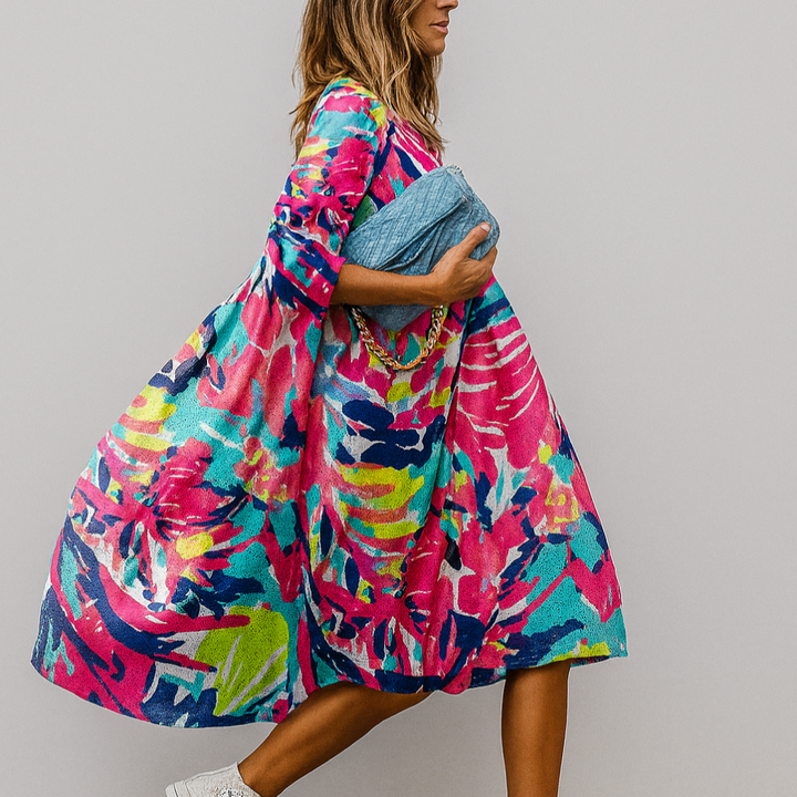 Luksus dame midi kjole. Blomsterprint og elegante pufærmer skaber en sofistikeret og feminin silhuet.