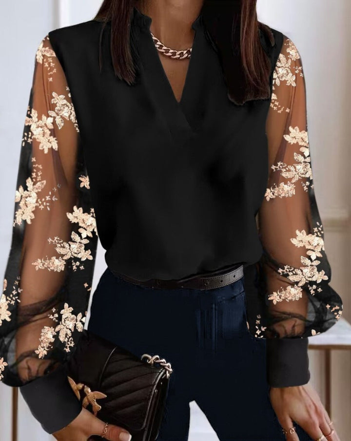 Elegant dame bluse med gennemsigtige ærmer, blomsterbroderi og V-udskæring. Perfekt til fest og forår.