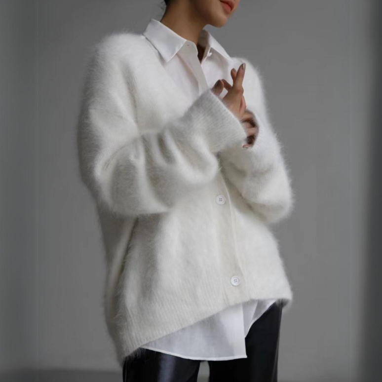 Tidløs hvid dame cardigan; en elegant basic til kvinder, passer til både hverdag og fest.