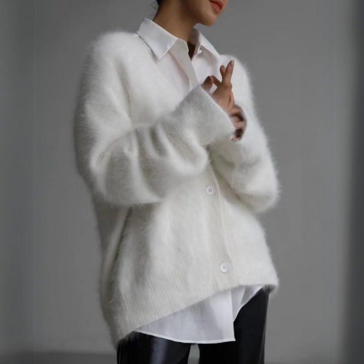 Tidløs hvid dame cardigan; en elegant basic til kvinder, passer til både hverdag og fest.