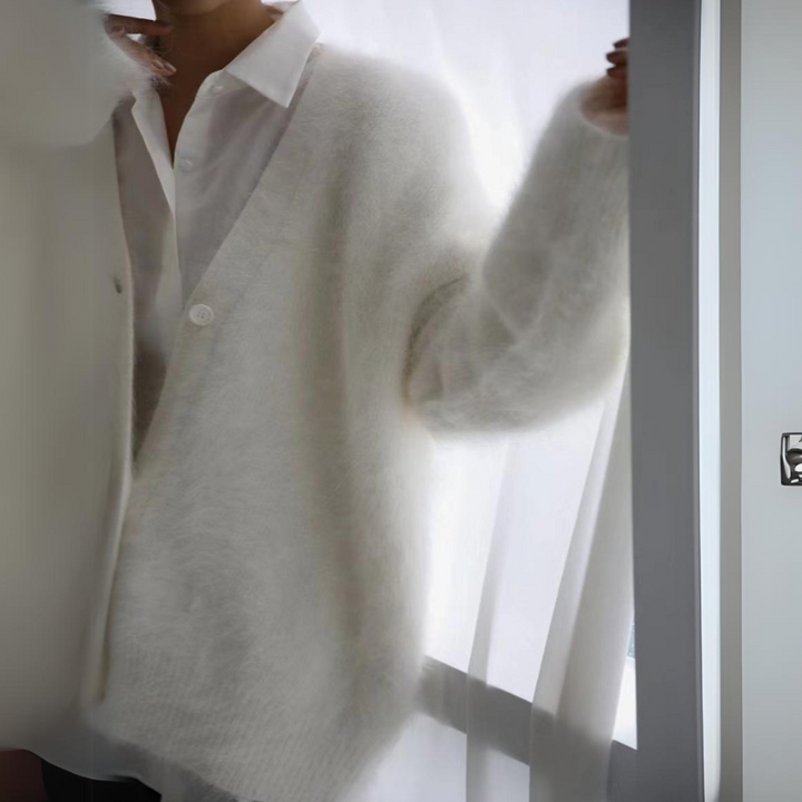 Stilfuld lysegrå cardigan; giver kvinder et sofistikeret og behageligt look.