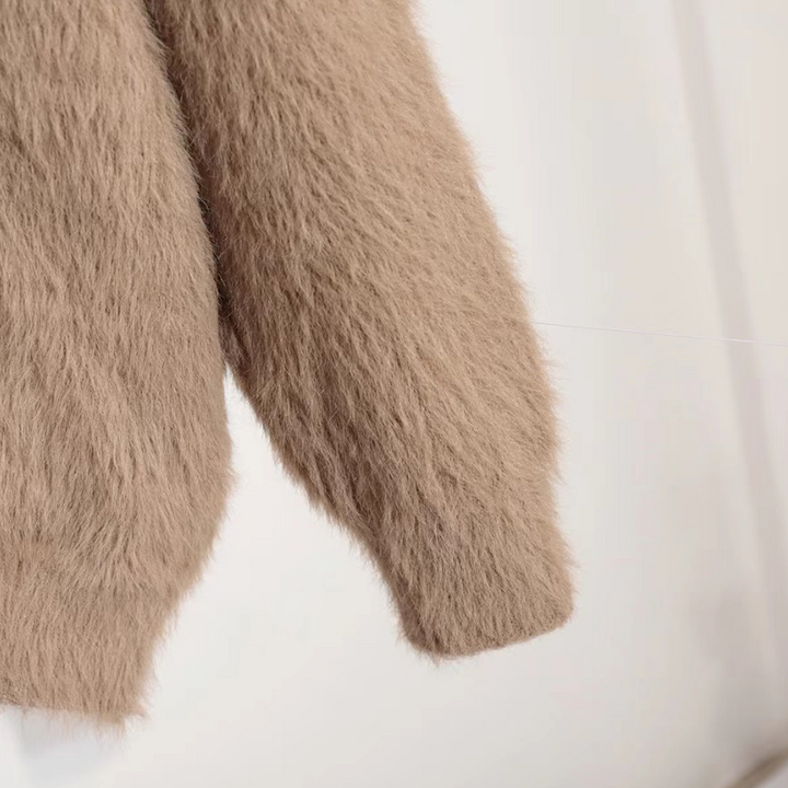 Feminint lyserød dame cardigan; blød og behagelig, skaber et yndigt look for kvinder.