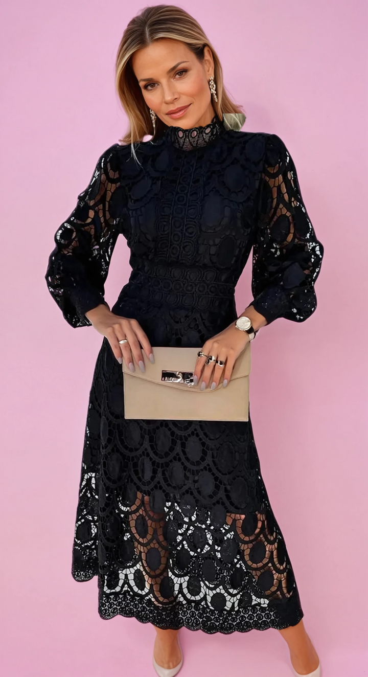 Elegant dame festkjole med høj hals og lange ærmer, perfekt som aftenkjole eller selskabskjole.